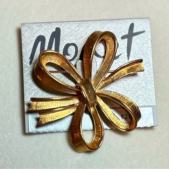 Vintage Monet Gold-tone Ribbon Bow Brooche - Picture 2 of 2